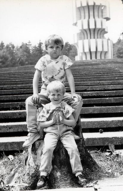 Goran i Milan CRNO BIJELA 1. maj 1987 Kozara.jpg, 491 KB